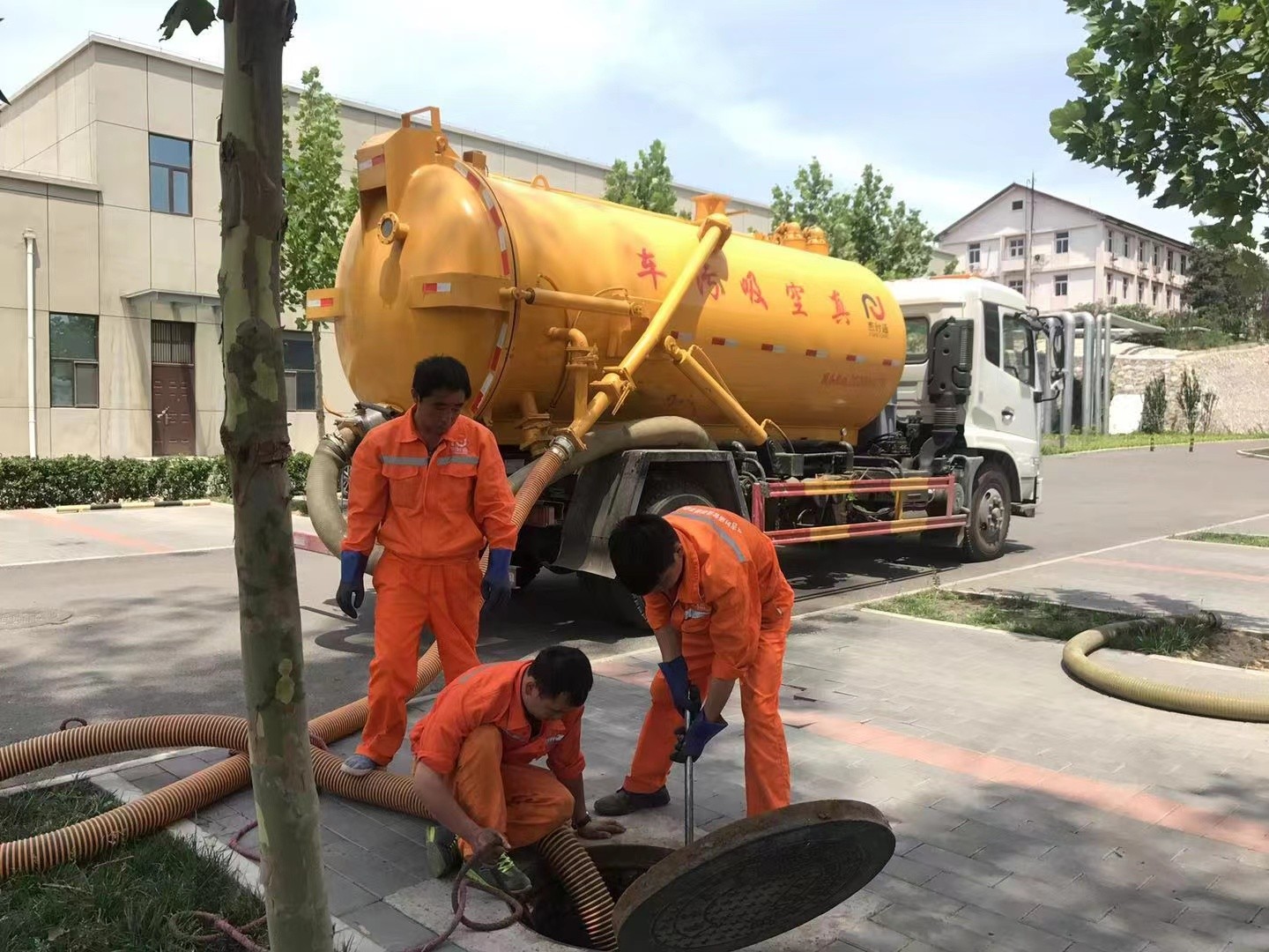 吴江管道疏通车停在窨井附近